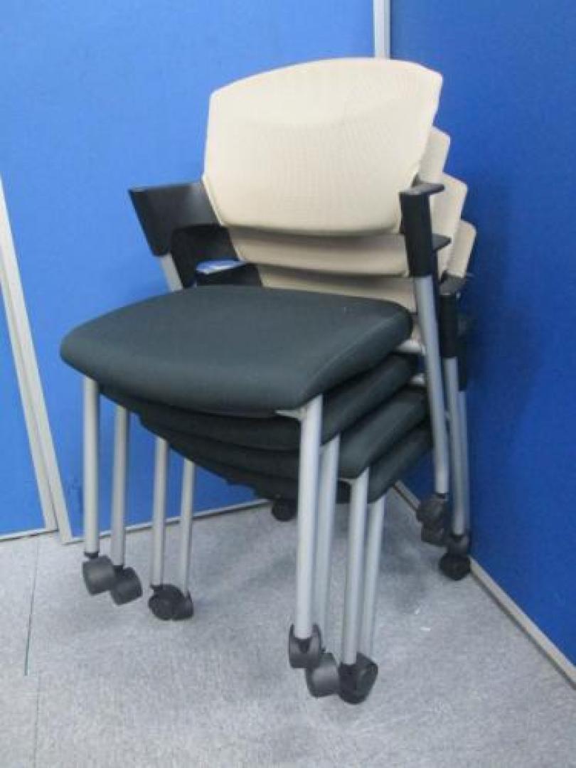 【キャスター付き】【コクヨ製プロッティシリーズ　スタッキングチェア】
                        プロッティ
                                    中古
            