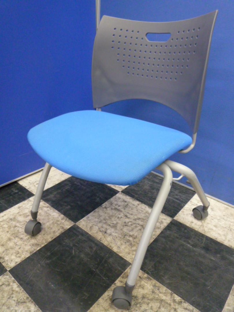 【状態良好】【人気　ブルー色】【キャスター付】【スタッキング可】【省スペース対応】
                        
                                    中古
            