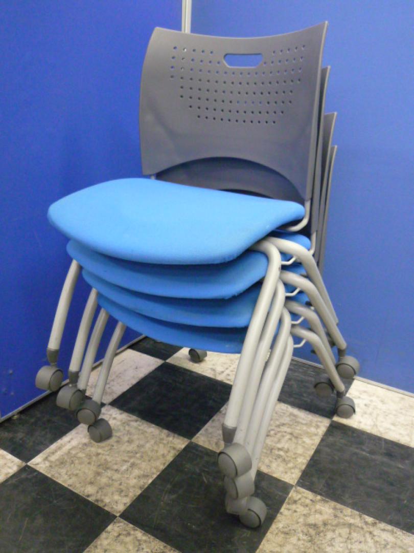 ■お買い得　セット商品■　【状態良好】【人気　ブルー色】【キャスター付】【スタッキング可】【省スペース対応】　(事務用品　椅子　埼玉)
                        
                                    中古
            