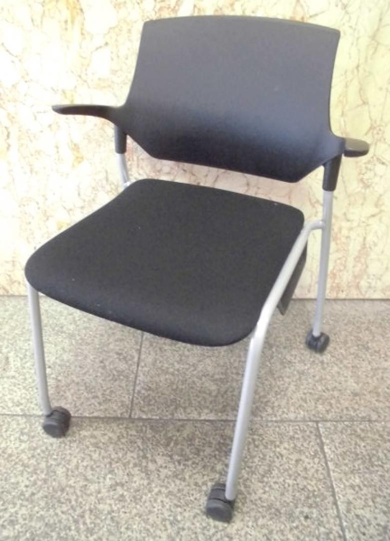 会議要なのに1脚だけ入荷しまして…特価!
肘・キャスター付　良デザイン!!
                        
                                    中古
            