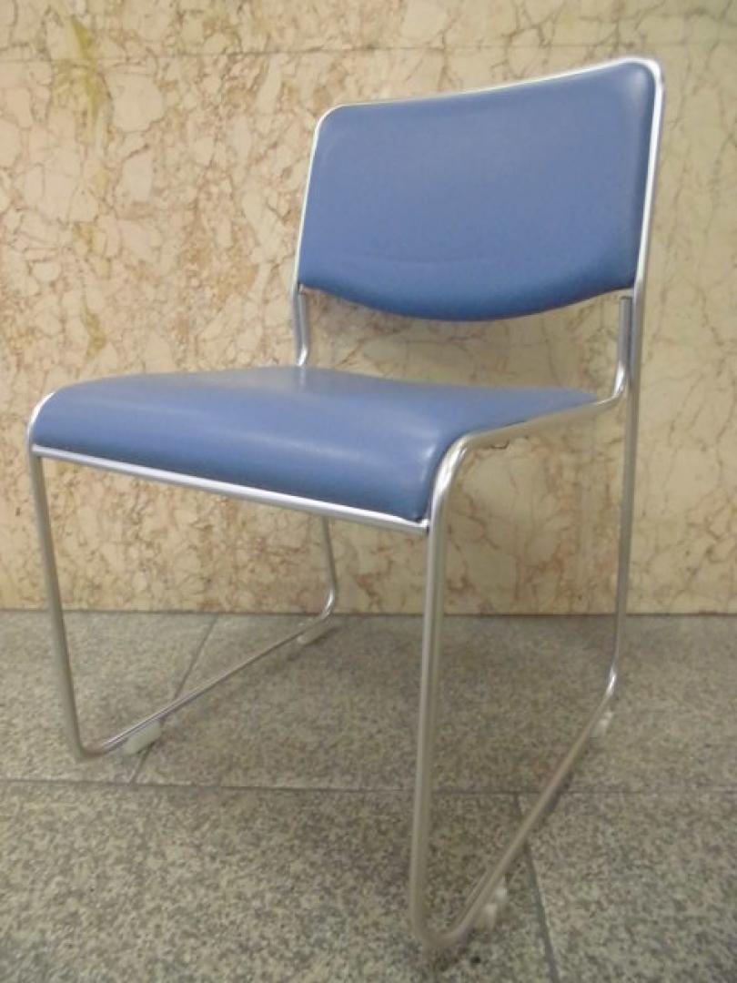 スタッキングチェア/その他メーカー/ビニールレザー!　汚れてもなんのその!
拭けばよみがえる光沢!
                        
                                    中古
            