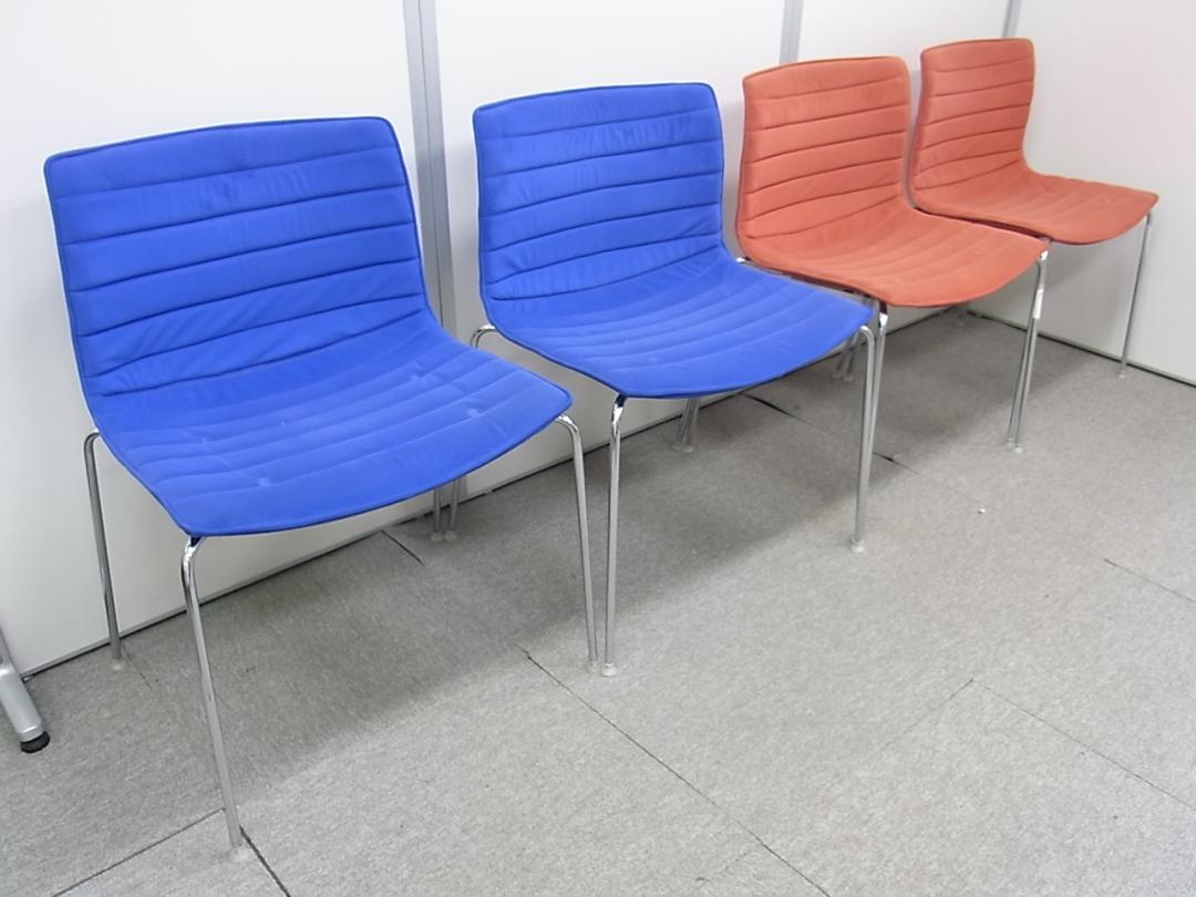 【４脚セット】【レッド×ブルーの組み合わせ】ノーブランド　スタッキング収納可能　会議用チェア【セット商品】
                        
                                    中古
            