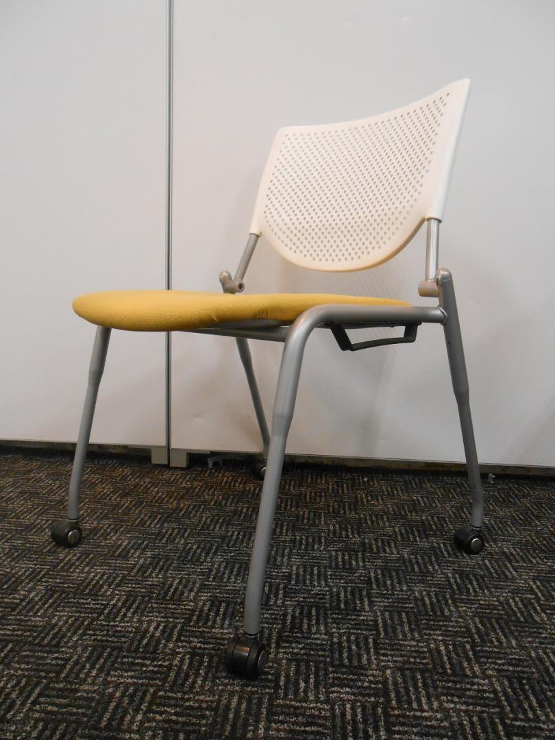 ■スタッキングチェア■オカムラ製　【状態良好】
                        プロスタックシリーズ
                                    中古
            