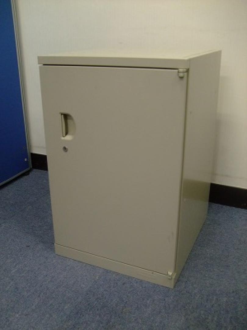 小さめサイズの片開き書庫！ちょっとしたスペースに収納ができます！
                        SA
                                    中古
            