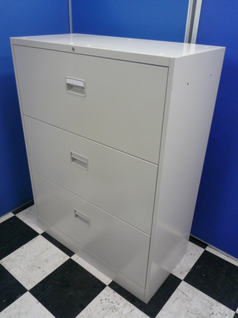 【状態良好】３段ラテラル書庫■高さ１２００ｍｍ■ニューグレー■少し高めでファイルの取り出しがしやすいです。
                        ４２シリーズ　３段ラテラル
                                    中古
            