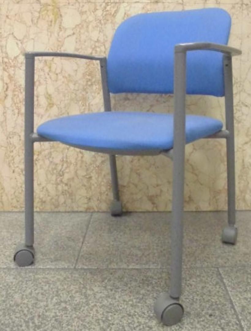 スタッキングチェア/コクヨ製/移動が便利なキャスター付!　ラスト3脚特別価格!!
                        
                                    中古
            