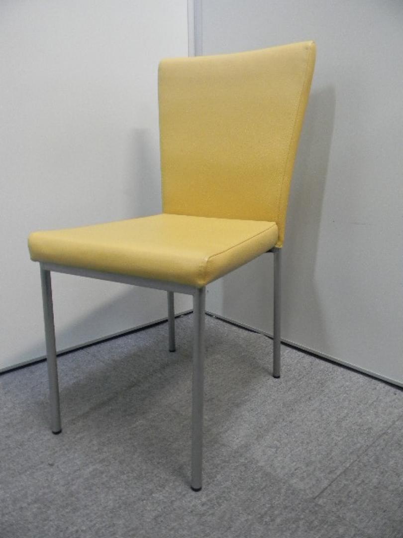 ミーティングチェア■　イエロー　〜清掃しやすいビニールレザー張り〜
                        
                                    中古
            