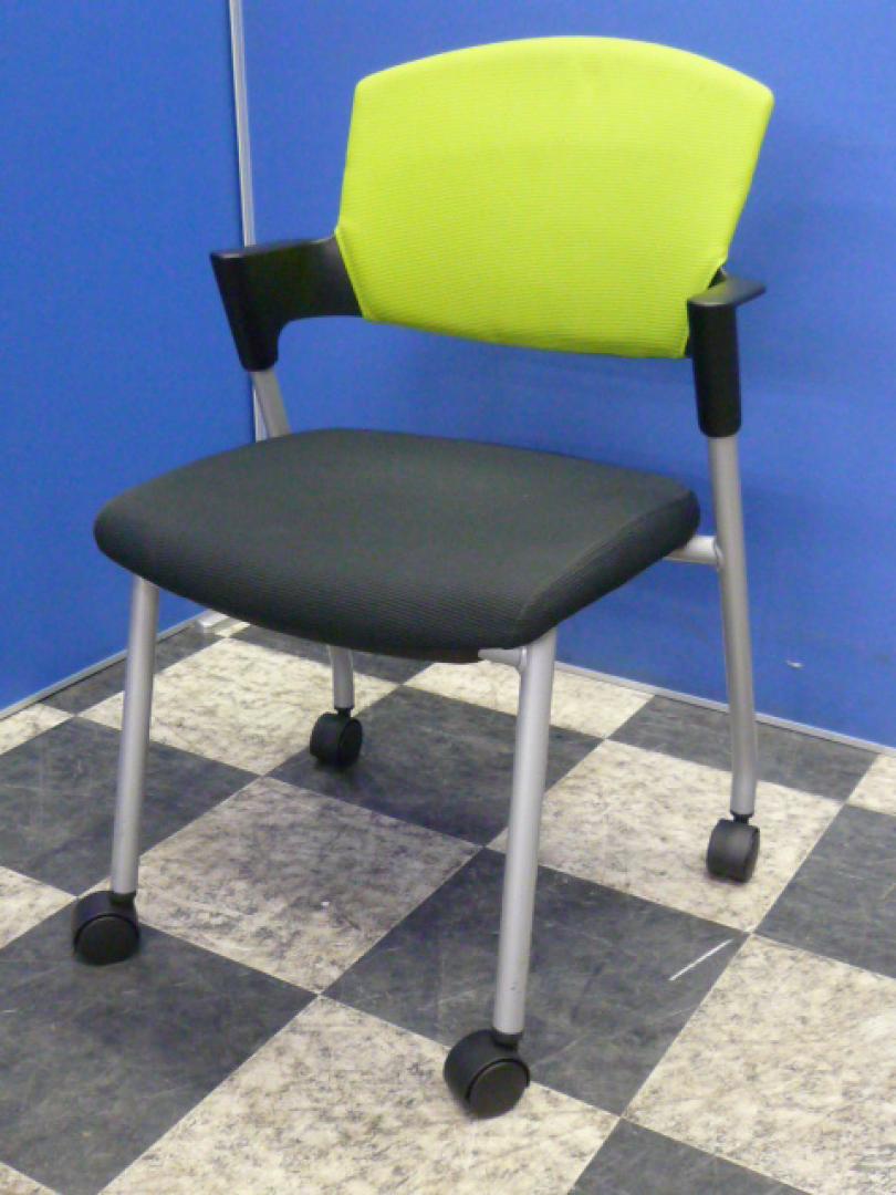 【大量入荷】スタックチェア■背グリーン×座ブラック■キャスター付き■肘付き■会議・催事用に【オフィス家具　チェア　イス　埼玉】
                        プロッティ　スタックチェア
                                    中古
            