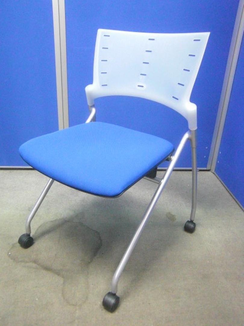 ネスダブルチェア■重ねて収納でき、スペース効率を有効活用
                        マノスチェア
                                    中古
            