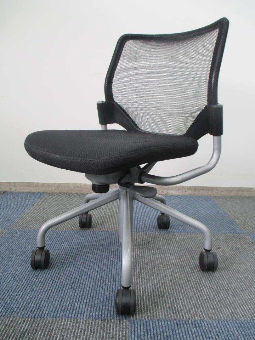 【流行りのメッシュ地】　オカムラ製　エアリチェア　肘無し　【中古　ミーティング用チェア　千葉店】
                                    中古
            