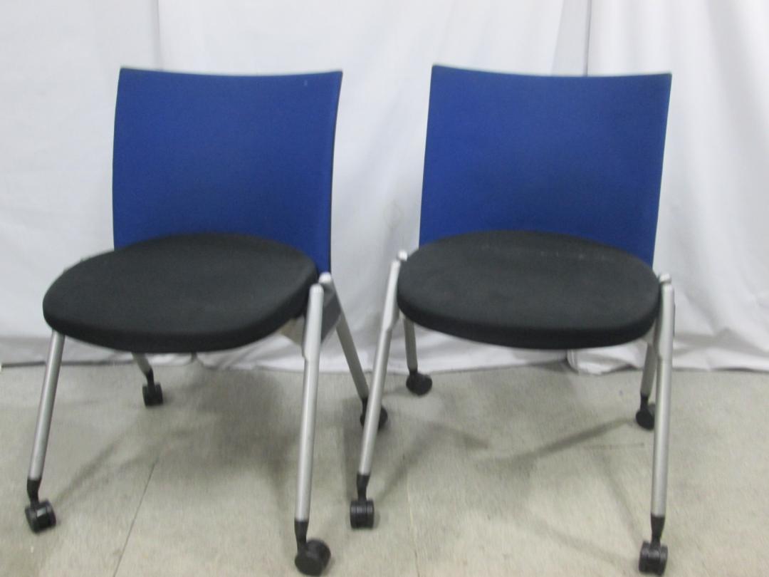 キャスター付きスタックチェア！　使わない時はコンパクトに収納でき、キャスター付きで移動も楽々！　お得な2脚セット商品【セット商品】
                        
                                    中古
            