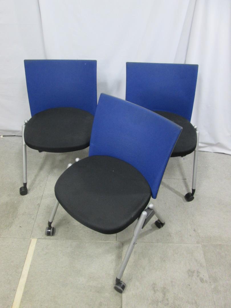 キャスター付きスタックチェア！　使わない時はコンパクトに収納でき、キャスター付きで移動も楽々！　お得な3脚セット商品【セット商品】
                        
                                    中古
            
