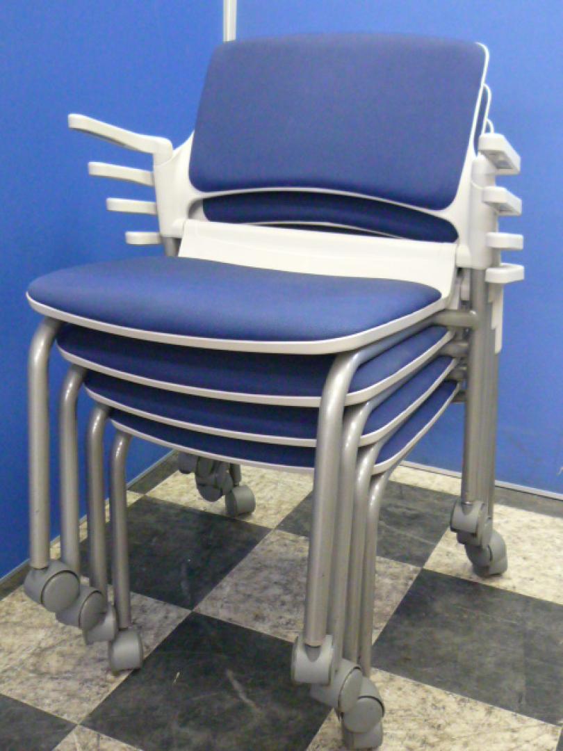 【セット商品】スタックチェアセット■キャスター付き■肘付き■４脚セットで特価■デザイン・機能共に良品■国産メーカー製
                        MF-180シリーズ　スタックチェアセット
                                    中古
            