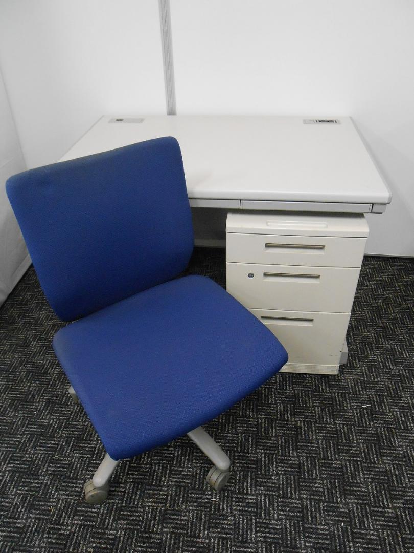 【通常価格の10％ＯＦＦ】【セット商品】　W1000ｍｍ平机＋３段ワゴン＋肘無しアドフィットチェアセット
                        ＪＵＳＴシリーズ
                                    中古
            