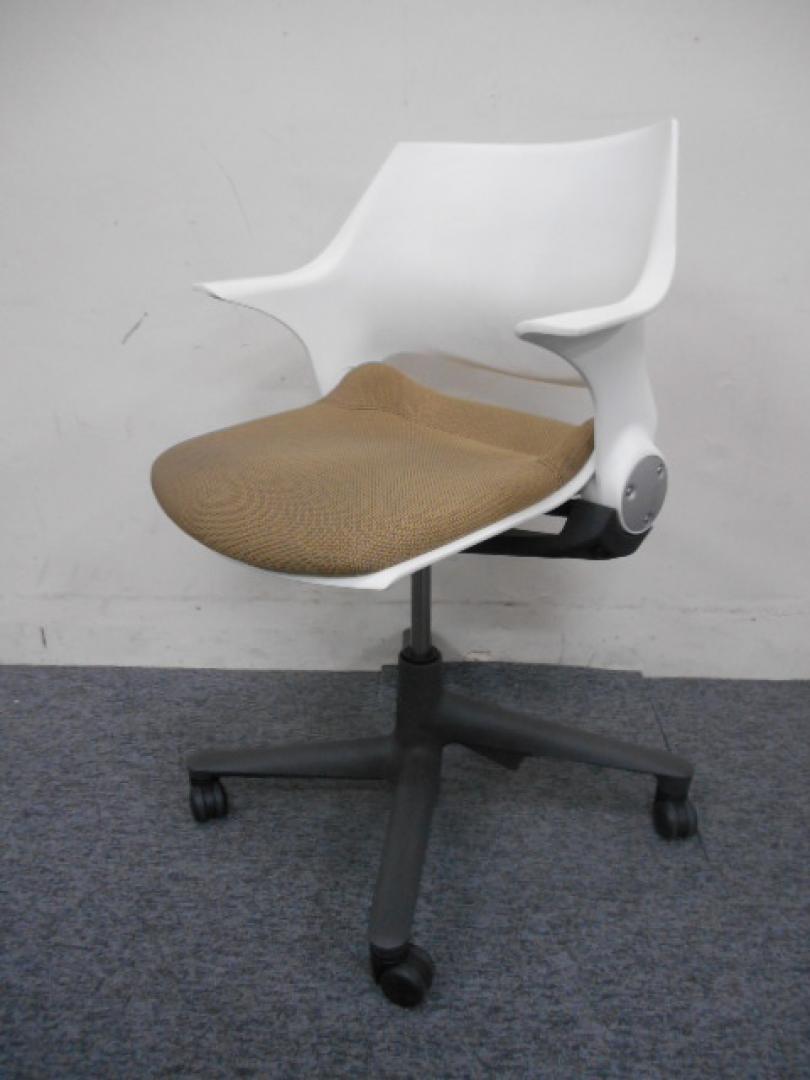 【スチールケース製VECTA/KARTチェア】独特のフォルムで折り畳みがコンパクトに、またスムーズに移動ができます。
                        VECTA/KART
                                    中古
            