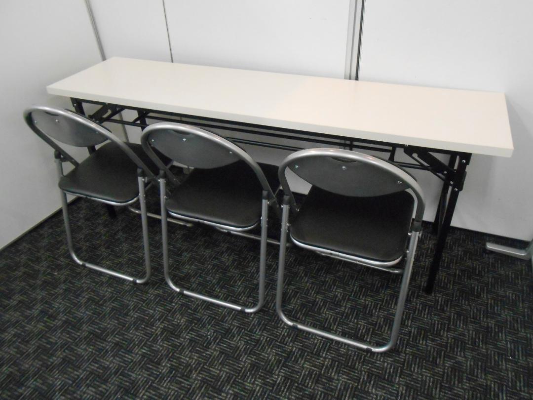 折り畳みテーブルＷ1800mm×Ｄ450mm×Ｈ700　＋パイプ椅子×３脚セット　【ロット】
                        飯田橋店に在庫有（お持ち帰り可）
                                    新品
            