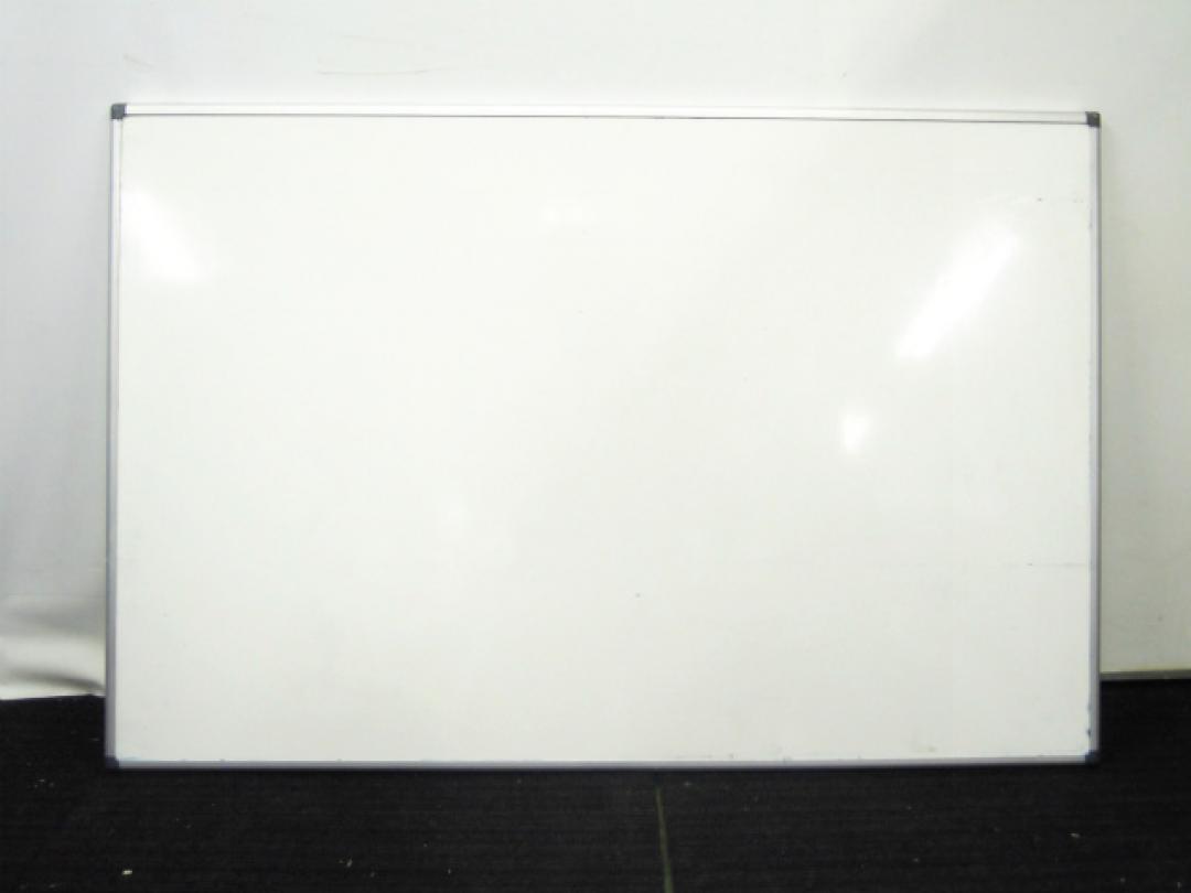 【1台入荷！】コクヨ製　幅900　高さ600　壁掛けホワイトボード　背面には磁石がとりつけられています
                        
                                    中古
            