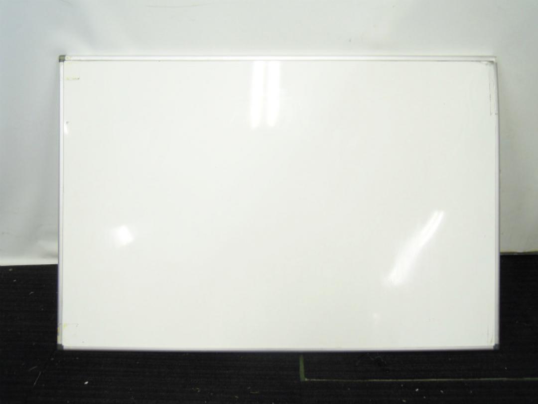 【角がへこんでおります！】コクヨ製　幅900　高さ600　壁掛けホワイトボード　背面には磁石がとりつけられています【おつとめ品】
                        
                                    中古
            