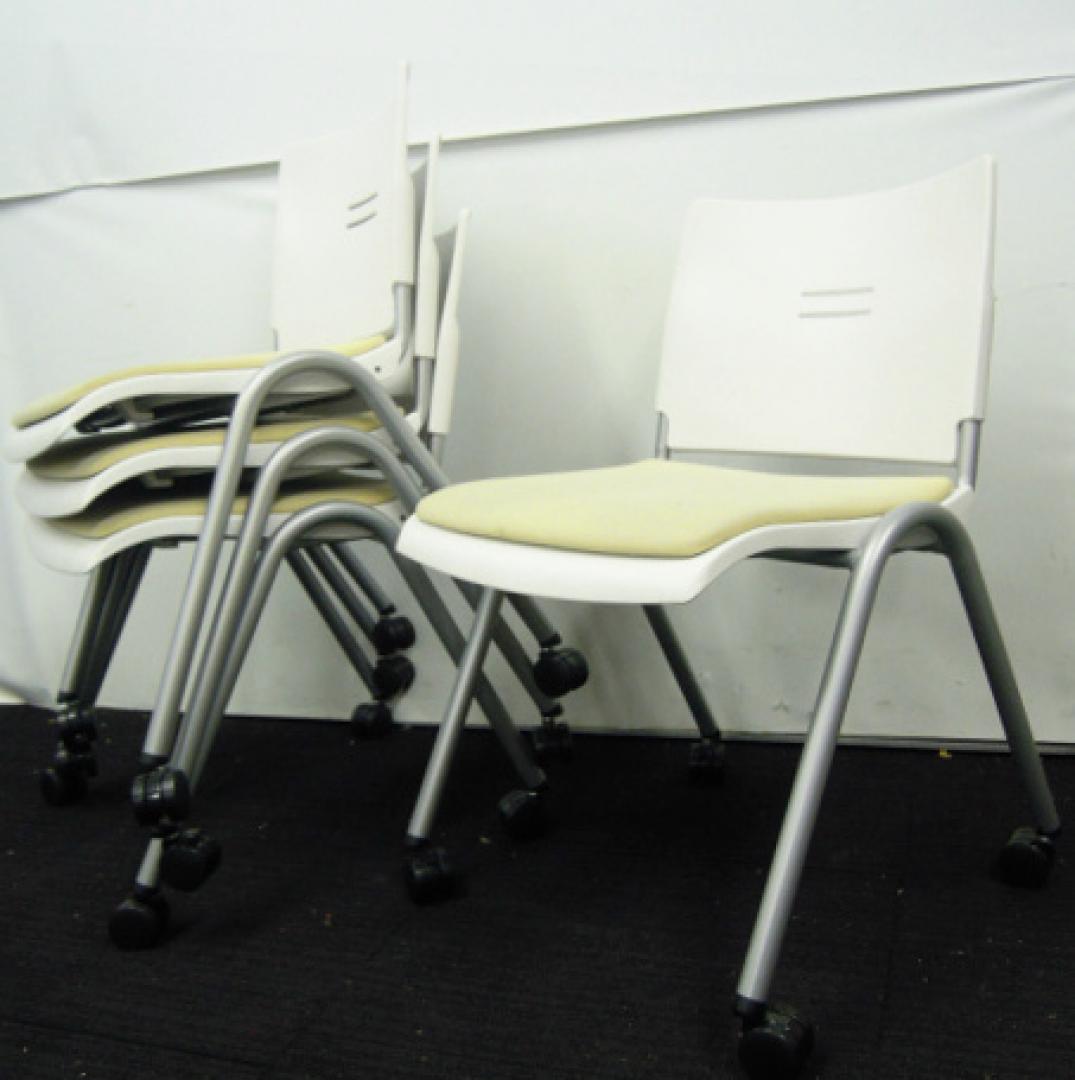 【セット商品】【4脚セット】スタッキングチェア　キャスター付き　座面クリームカラー　2012年製【中古オフィスチェア　会議用チェア　ミーティングチェア】
                        
                                    中古
            