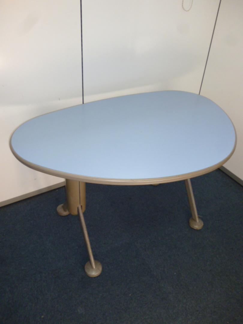 ブルーのお洒落なテーブル！
少人数でのミーティングや、待合室にも合う一品です。
スタック式ですので、使用しない時には天板を折りたためます。
                        
                                    中古
            