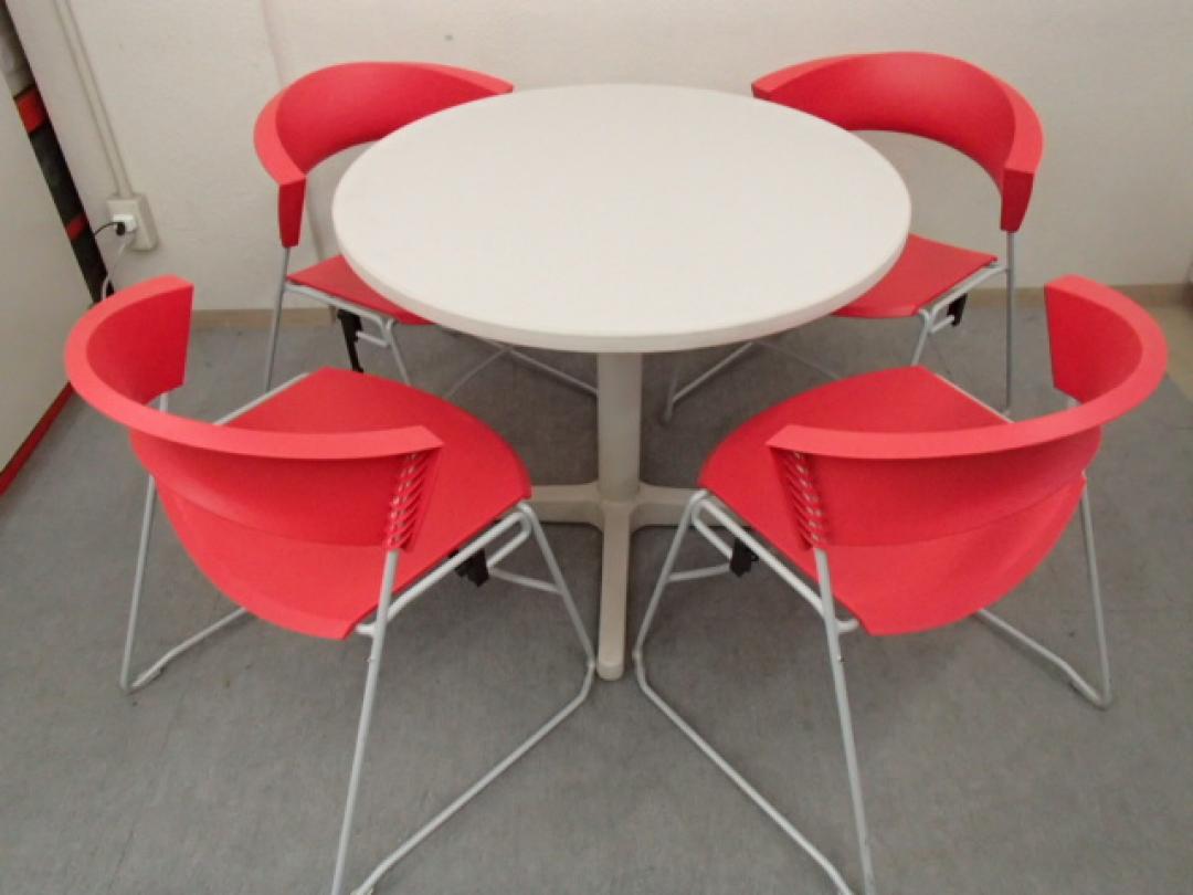 ミーティングセット｜スタッキングチェア　丸テーブル｜届いてすぐに使用出来るセットです！
                        トゥエルブチェア
                                    中古
            