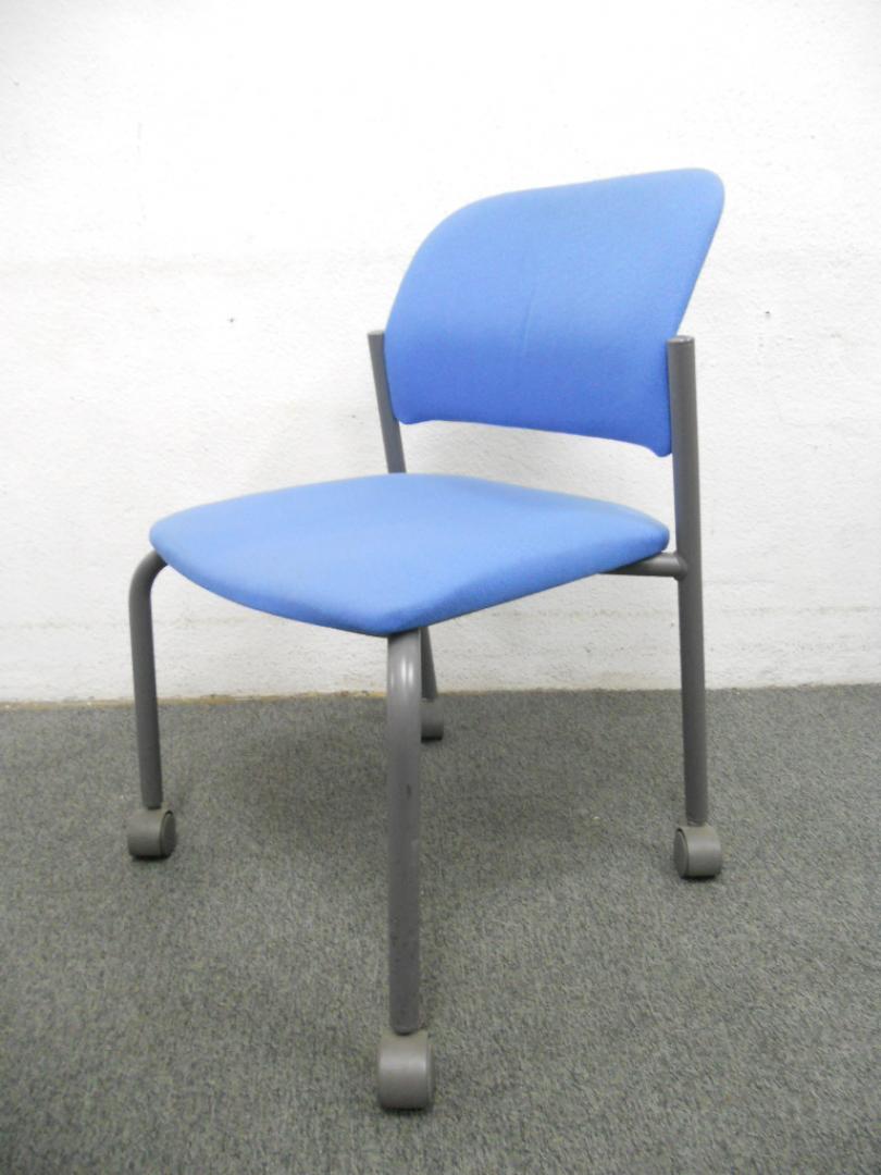 ■スタッキングチェア　■キャスター付　■ブルー　■コクヨ（KOKUYO）
                        会議用イス 100シリーズ
                                    中古
            