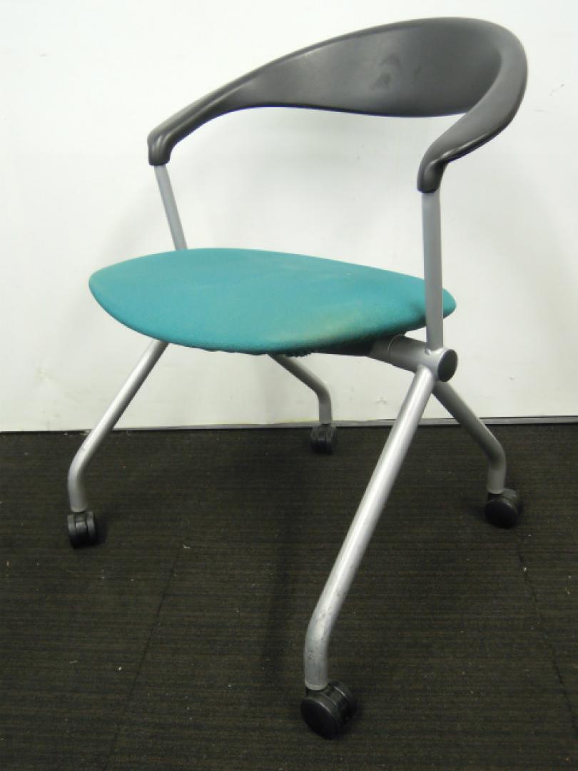 【3脚入荷！状態良好】内田洋行製　ミーティングチェア　ネスティングチェア　スライドスタッキングチェア　イエローグリーン　キャスター付き　【中古オフィス家具　会議用チェア】
                        
                                    中古
            