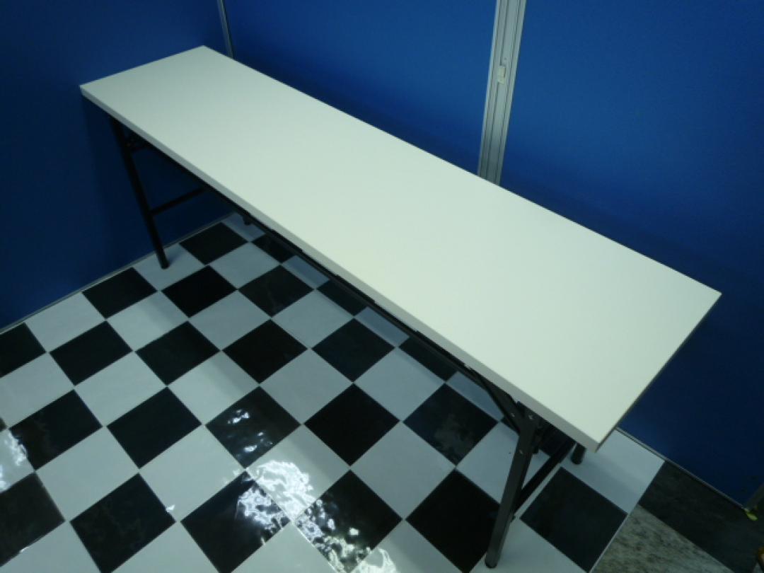 折畳テーブル■幅１８００ｍｍ■高さ７００ｍｍ■ホワイト
                        会議用テーブル
                                    新品
            