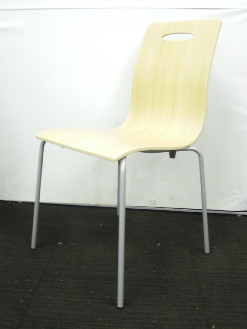 【新品！6脚入荷！】スタッキングチェア　ナチュラル　ミーティングチェア【中古会議用チェア　オフィスチェア】
                        
                                    新古品
            