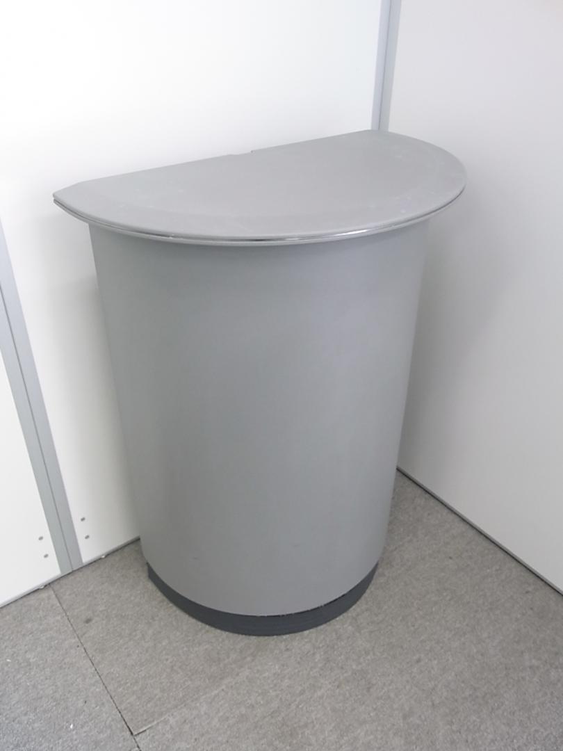 【おつとめ品】インフォメーションカウンター　半円型の受付台　幅700mm
                        
                                    中古
            