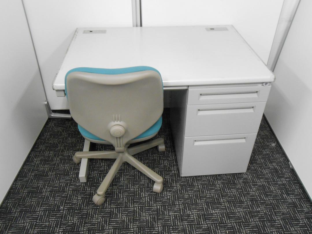 【在庫15セット！】片袖デスク　幅100cm　×　肘なしＯＡチェア　グリーン色 【セット商品】【ロット】
                        JUST（デスク） & okamura CG-E（チェア）
                                    中古
            