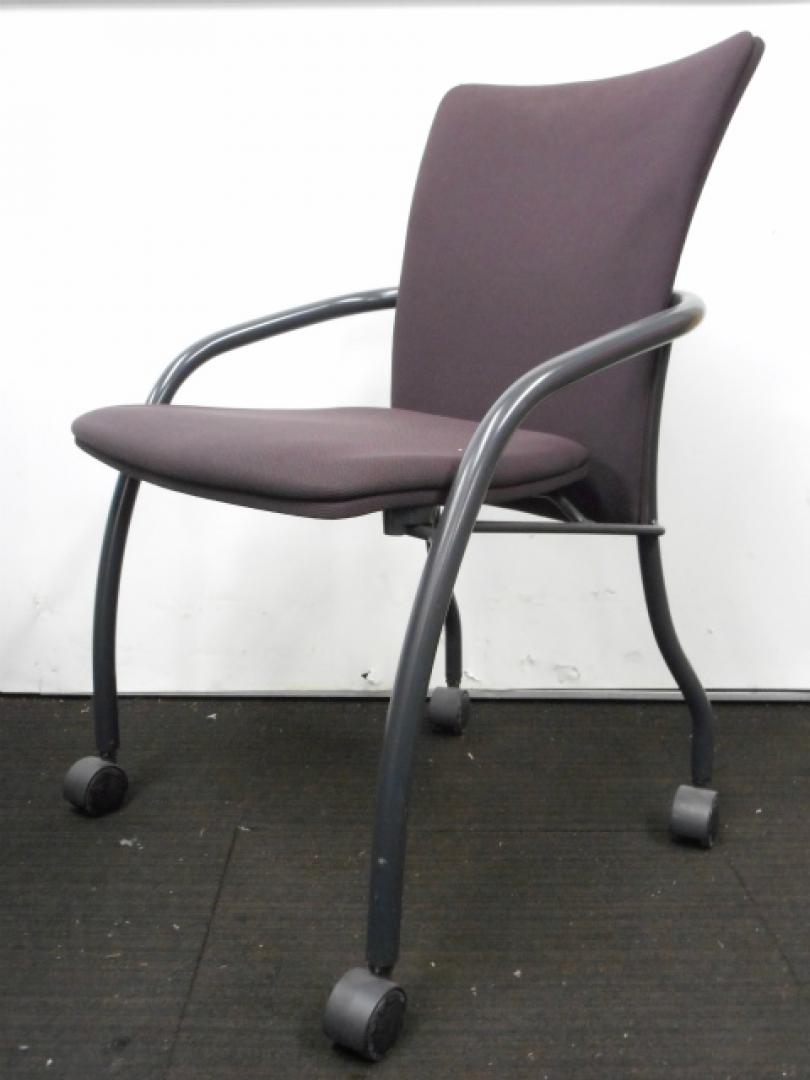 【5脚入荷！状態良好】【商品入れ替えのため特価処分】イトーキ製　ミーティングチェア　ネスティング収納可能な会議用チェア【中古事務椅子】【おつとめ品】
                        
                                    中古
            