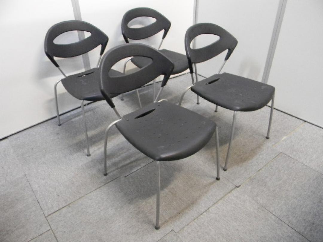 スタッキングチェア　４脚セット　■　ブラック　4本足タイプ　〜シンプルな樹脂座面〜【セット商品】
                        
                                    中古
            