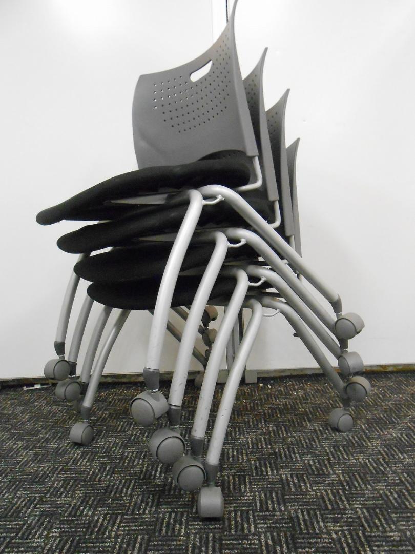 【セット商品】キャスター付スタッキングチェア４脚セット
                        
                                    中古
            