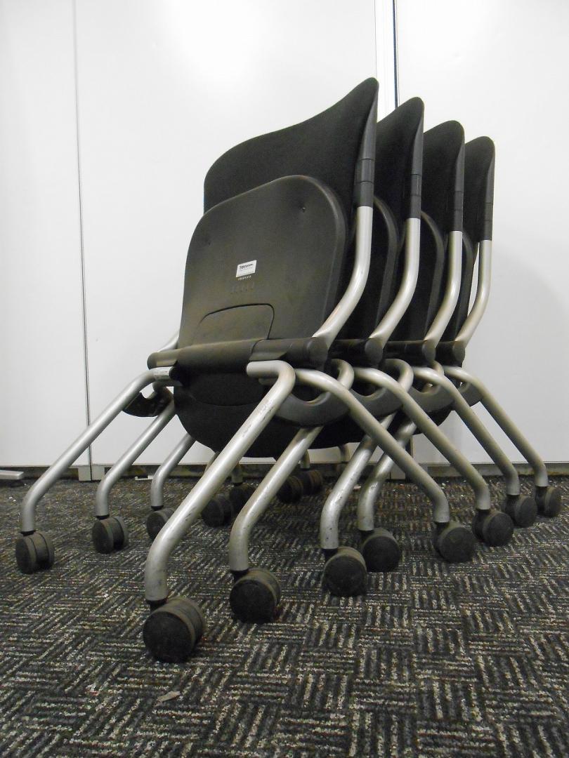 【セット商品】キャスター付ネスティングチェア×４脚セット
                        
                                    中古
            