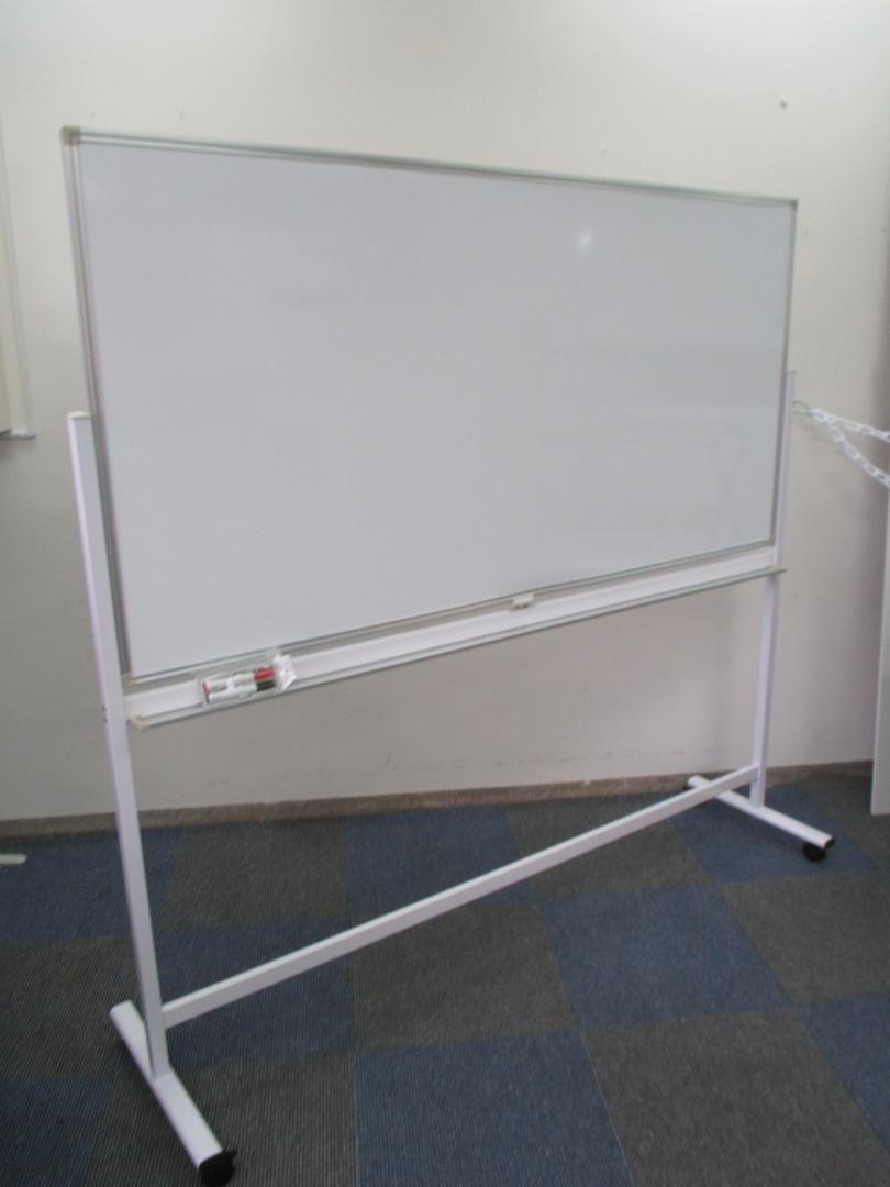 【おつとめ品】【盤面に傷、歪み有り】アールエフヤマカワ製　自立式ホワイトボード【両面タイプ】【中古　】
                        
                                    中古
            