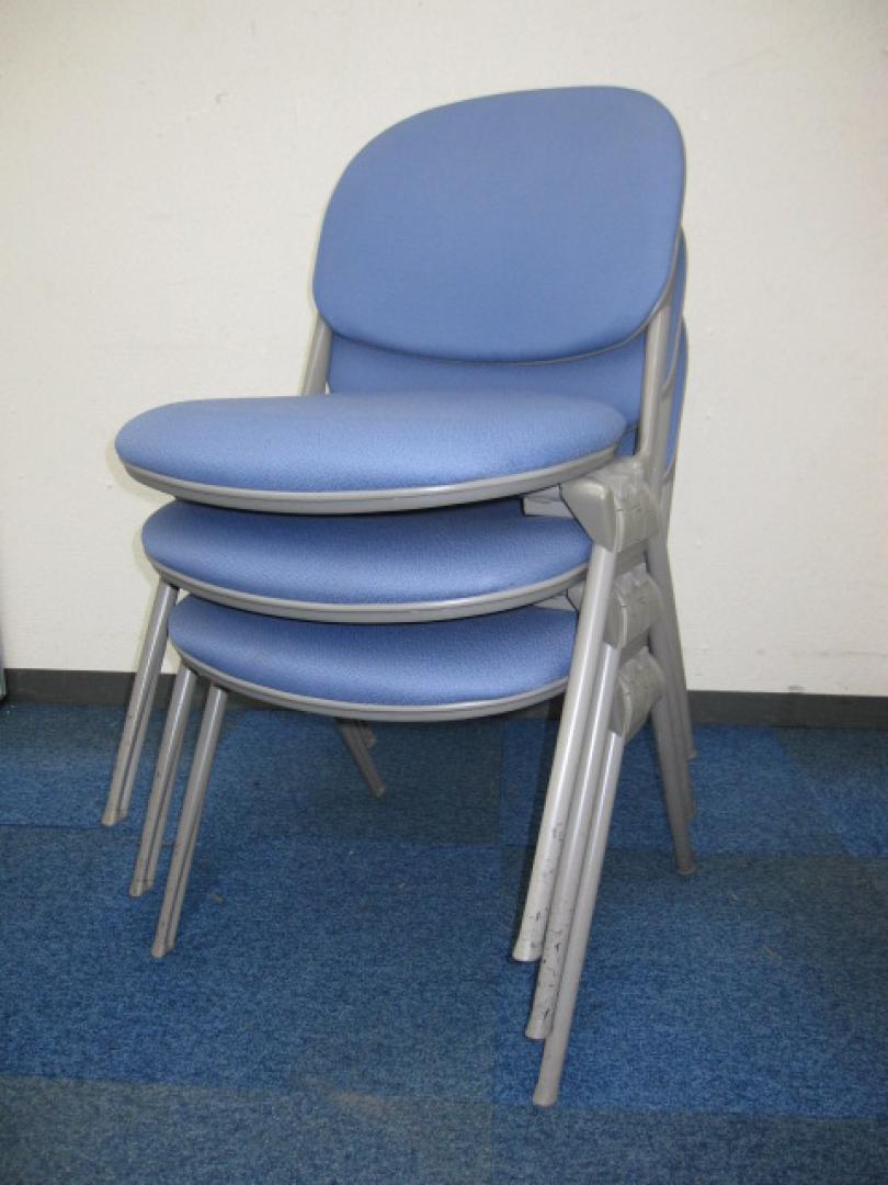 【美品】【残り２脚】厚手クッションの会議用チェア　布地パステルブルー色　※中古　イス　
                        
                                    中古
            