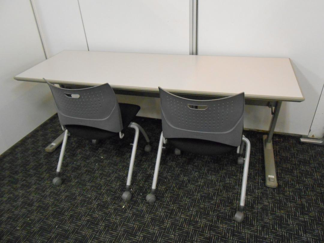 【セット商品】　サイドスタックテーブル＋スタッキングチェア×２脚セット（ライオン製）　■　セミナールームにおすすめ
                        
                                    中古
            