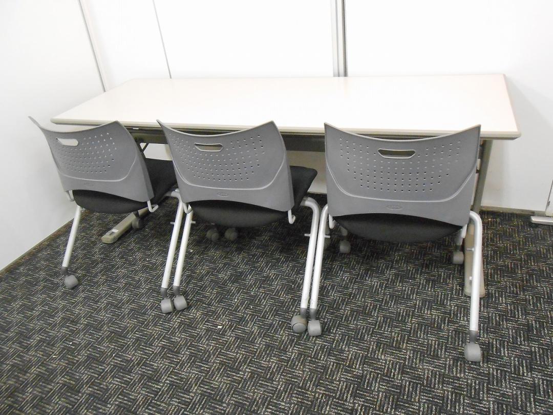 【セット商品】　サイドスタックテーブル＋スタッキングチェア×３脚セット（ライオン製）　■　セミナールームにおすすめ
                        
                                    中古
            