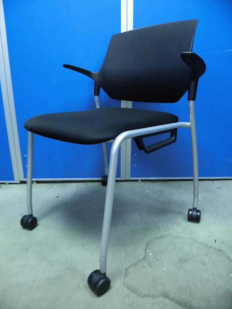 肘付|キャスター付｜重ね合わせ可能｜国内産
                        stenza（ｽﾃﾝｻﾞ）チェア
                                    中古
            