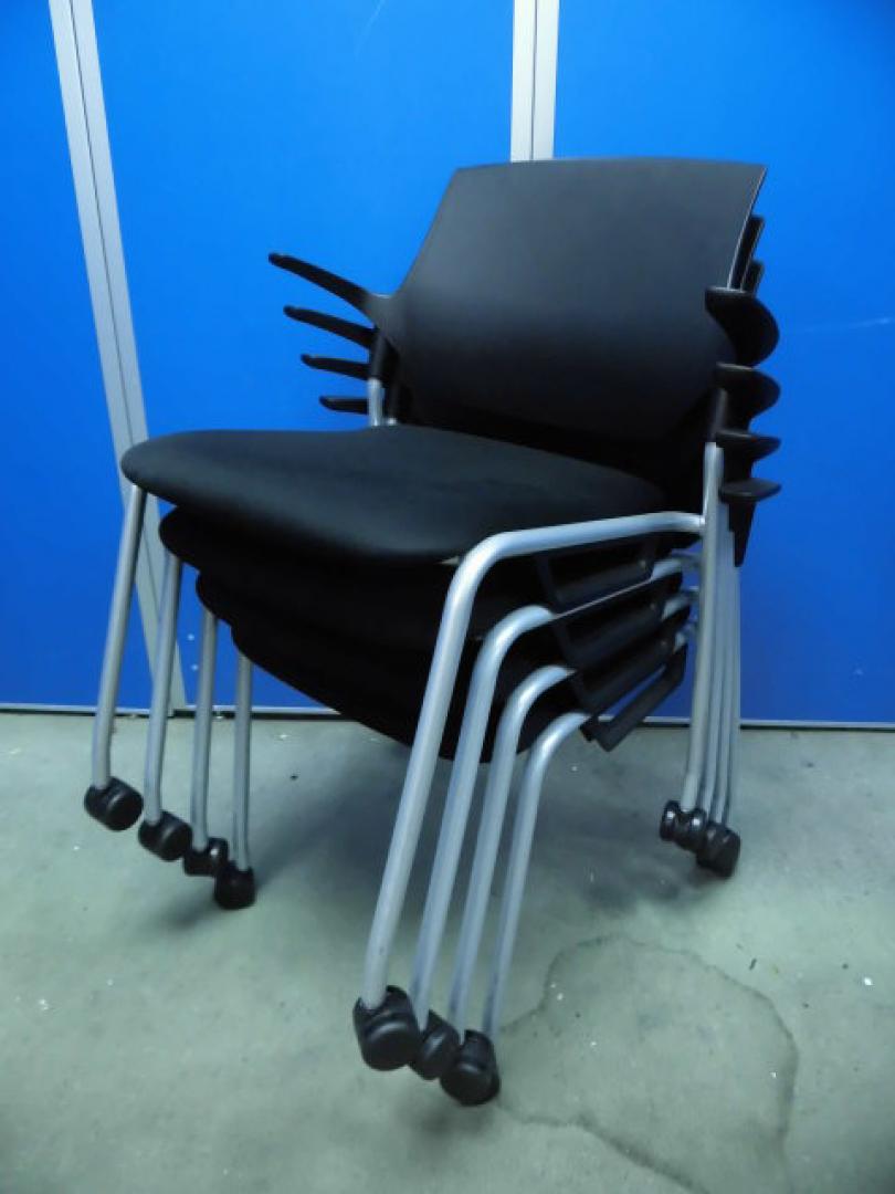 【4脚セット価格】｜キャスター付｜重ね合わせ可能｜国内産｜【セット商品】【10％お得】
                        stenza（ｽﾃﾝｻﾞ）チェア
                                    中古
            