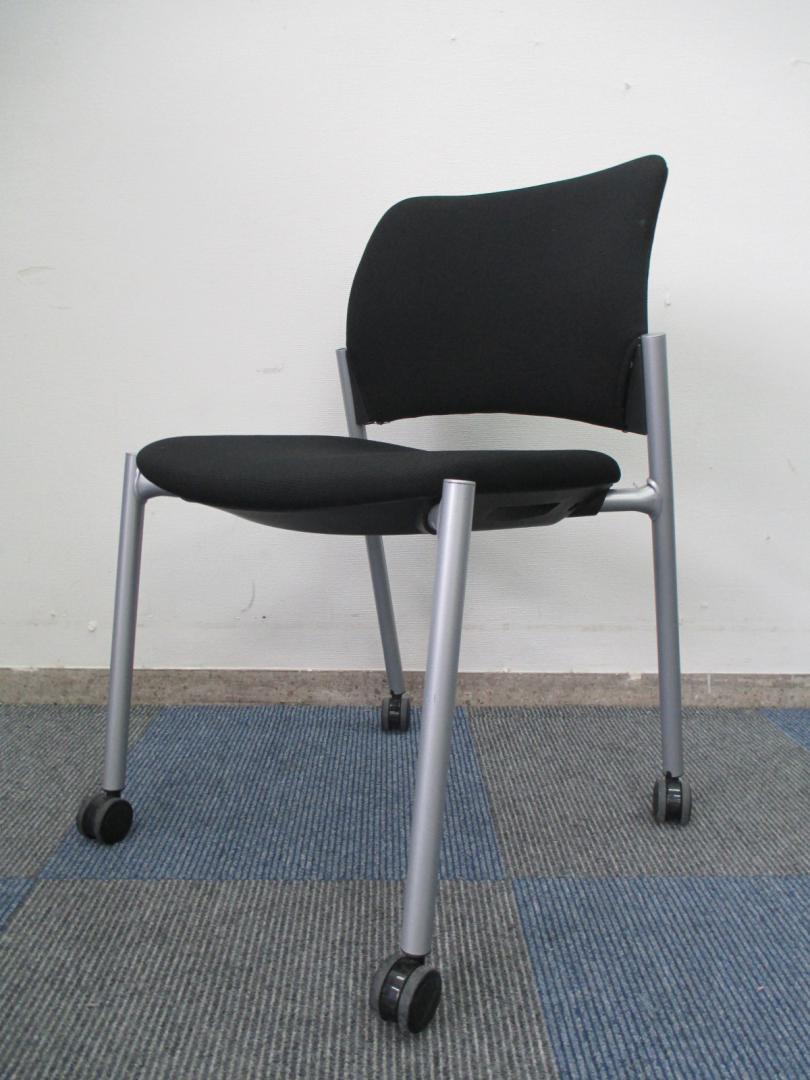 【状態良好品】【20脚のロット商品】オカムラ製　8147シリーズ　スタックチェア【布地＆キャスター付き】【中古　会議用チェア】
                        8147シリーズ
                                    中古
            