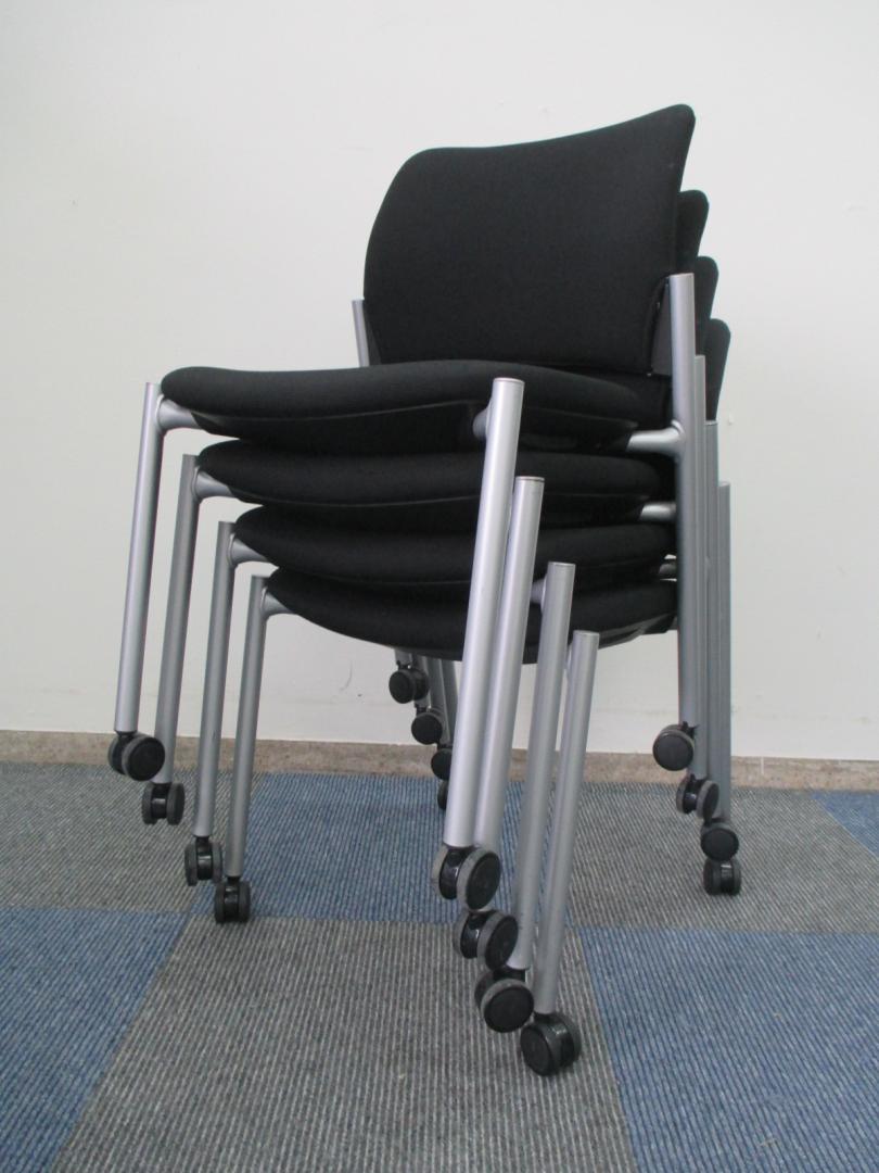 【状態良好品】【4脚セット商品】オカムラ製　8147シリーズ　スタックチェア【布地＆キャスター付き】【中古　会議用チェア】
                        8147シリーズ
                                    中古
            