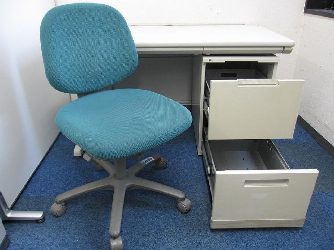 【在庫１０セット！】平デスク＆２段ワゴン＆肘なしチェア　３点セット　幅120cmタイプ　【アイボリー×アイボリー×グリーン色】　※中古　事務机【セット商品】
                        MX（デスク・ワゴン＆okamura  SX（チェア）
                                    中古
            