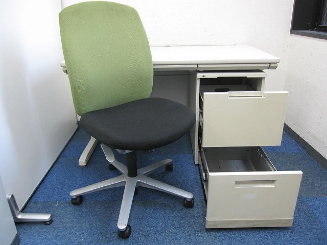 【在庫４セット！】平デスク＆２段ワゴン＆肘なしチェア　３点セット　幅120cmタイプ　【アイボリー×アイボリー×ライトグリーン/ブラック色】　※中古　事務机【セット商品】
                        MX（デスク・ワゴン＆UCHIDA  キャスト（チェア）
                                    中古
            