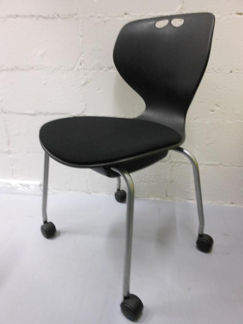 キャスター付｜汚れにくい｜樹脂タイプ｜重ねて収納可能｜ミーティングセットに如何でしょうか
                        
                                    中古
            