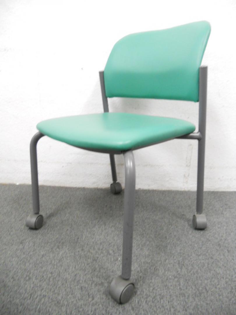 ■スタッキングチェア　■キャスター付　■グリーン（ビニールレザー） ■コクヨ（KOKUYO）
                        
                                    中古
            