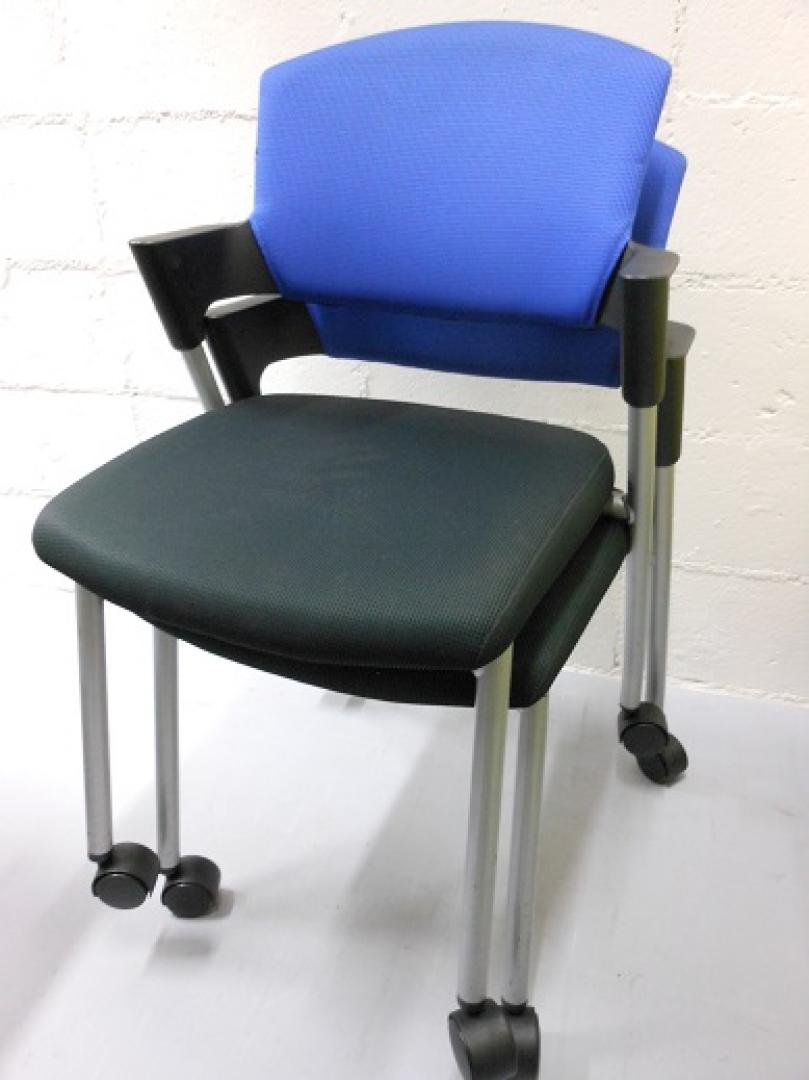 【プロッティ2脚セット】｜肘かけ・キャスター付｜コクヨ製
                        
                                    中古
            