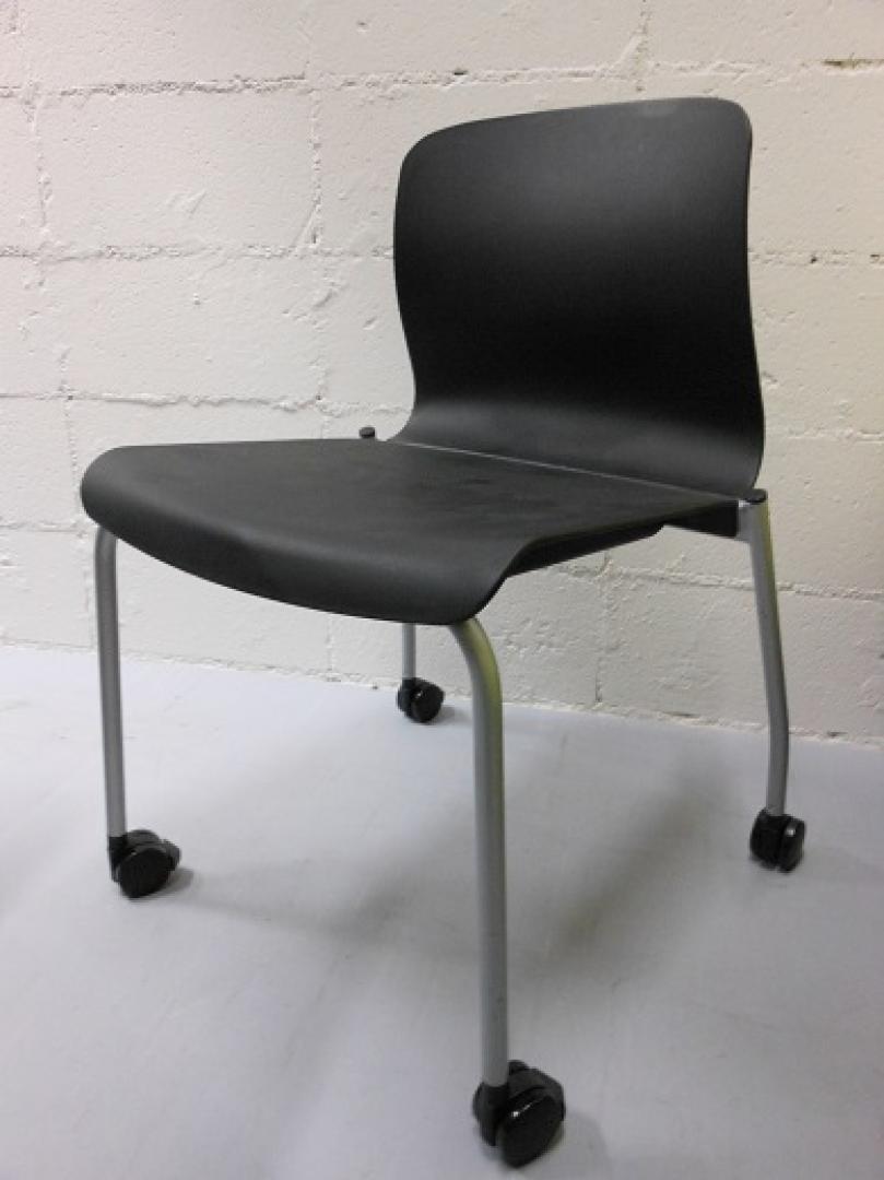 スタッキングチェア｜スタイリッシュな見た目のミーティング用チェア｜ALINA-ｱﾘｰﾅ-
                        
                                    中古
            