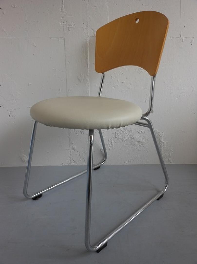 スタッキングチェア｜円形座面・木製背もたれ｜ご家庭にも、ちょっとしたスペースに
                        
                                    中古
            